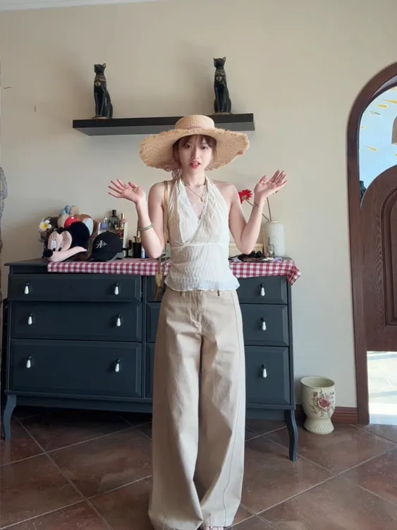 纯欲风肌理感挂脖背心女春夏季甜辣妹百搭上衣卡其色休闲裤套装