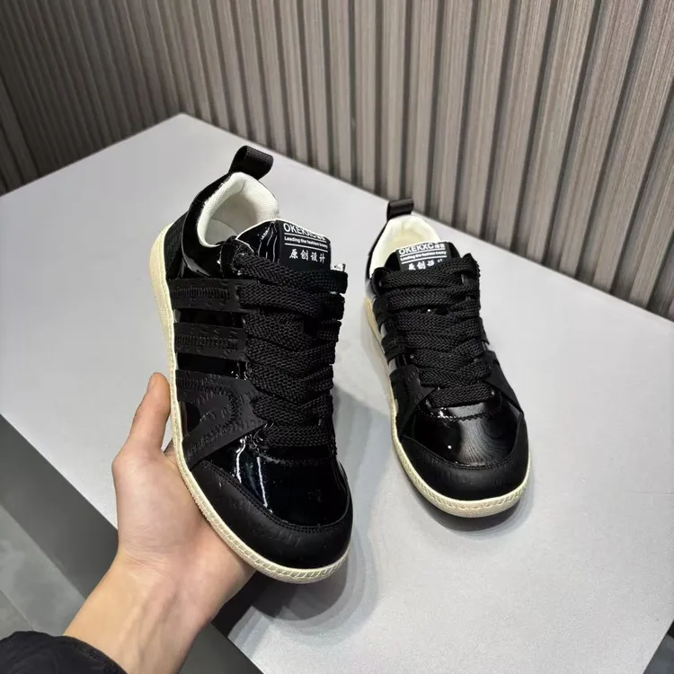 男鞋2025新款时尚百搭亮面漆皮潮鞋轻便舒适轻奢欧货运动休闲鞋男