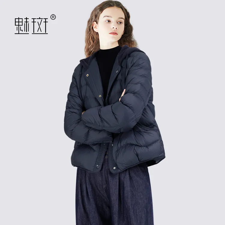 魅斑拼接针织连帽藏青色羽绒服女2025冬季白鸭绒短款保暖外套