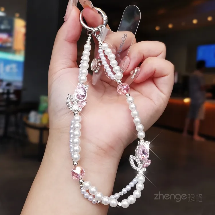 小香风珍珠手机链手腕挂饰短款高级感轻奢精致旅游逛街防丢手提链