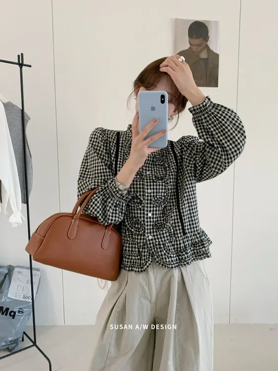 十三行2025秋装新款法式别致独特格子木耳边衬衫女泡泡袖宽松上衣