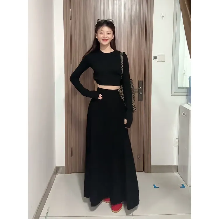 2025早秋新款女韩系穿搭修身短款圆领长袖上衣气质高腰显瘦半身裙