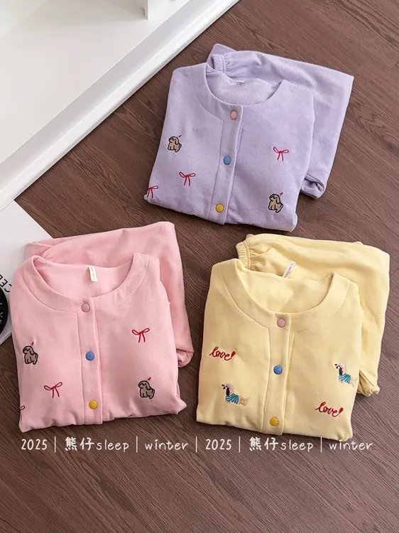 『狗狗乐园』秋冬睡衣女亲肤蚕丝羊绒保暖带胸垫卡通刺绣家居服套装