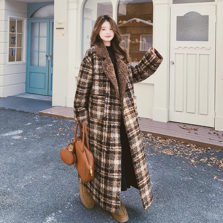 洋气格纹毛呢外套女2025冬季新款时尚长款双排扣羊羔毛大衣设计感