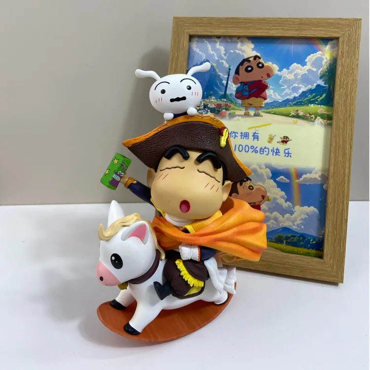 春日部蜡笔小新拿坡仑小新手办骑马环游世界 摆件可爱有趣木马