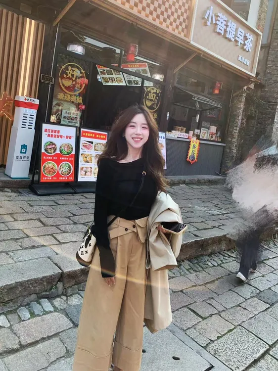 2025早秋新款韩系基础修身正肩圆领长袖上衣百搭翻边卡其色阔腿裤