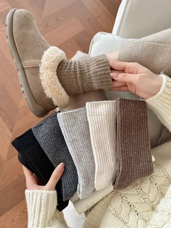 【秋冬氛围感】无骨微压绵羊毛纯色百搭保暖ins韩系简约休闲中筒袜