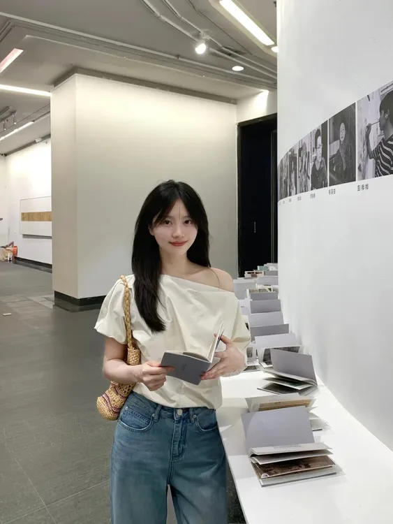 夏季新款洋气衣服女法式老钱风白色斜肩短袖气质修身上衣牛仔裤