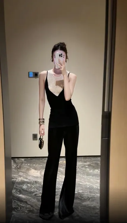 2025年夏季新款设计感绝美小众撞色钩花上衣配缎面休闲裤两件套女