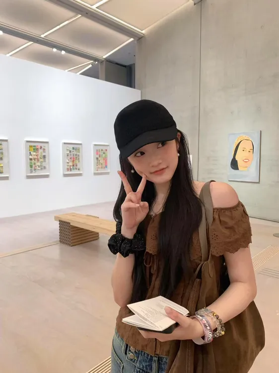 2025夏季新款法式小飞袖女小衫一字肩蕾丝拼接咖色衬衫百搭牛仔裤