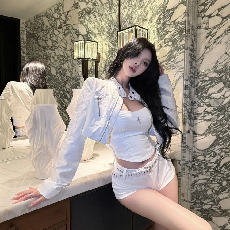 建模酷辣原创设计感美式复古宽松白色机车风夹克短外套秋季短款