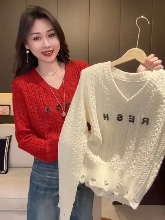 时尚气质短款V领字母针织衫女秋冬小众设计感镂空本命年红色毛衣