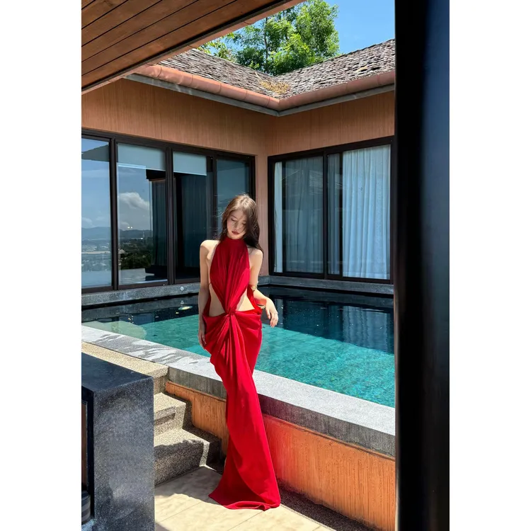 2025夏季新款纯欲气质高级感时尚镂空优雅垂坠挂脖红色连衣裙女