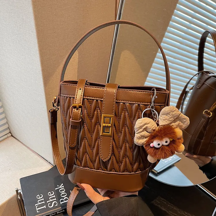 秋冬季高级感小众设计水桶包包女2025新款复古褶皱绣线百搭手机包