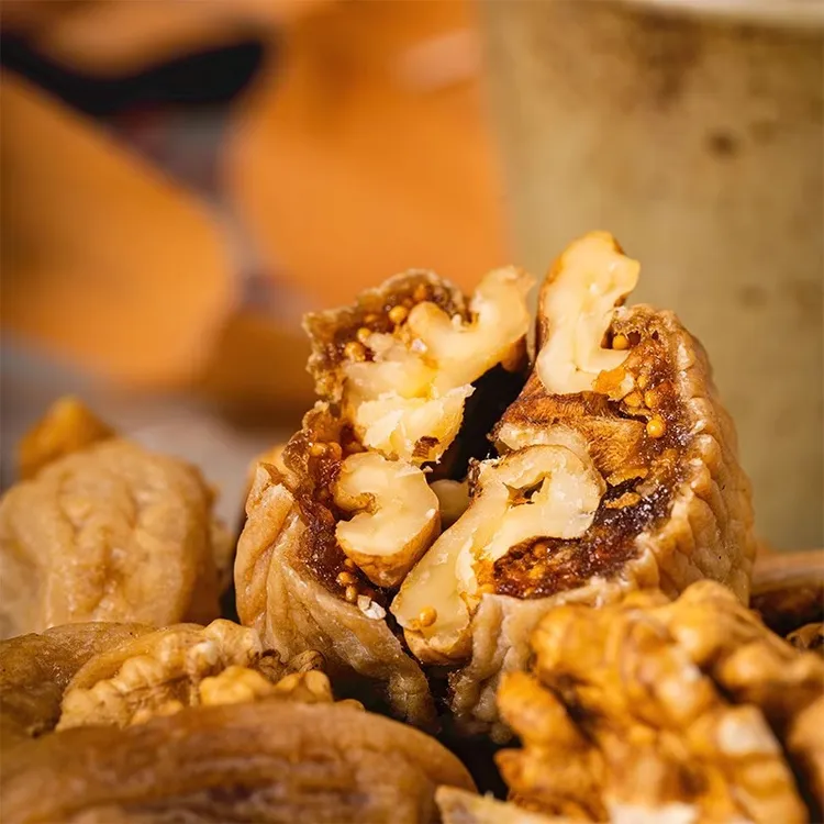 软无花果夹核桃仁抱抱果网红零食无花果夹核桃