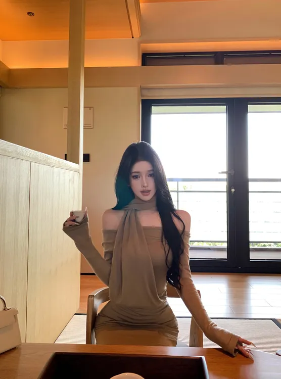 2025秋季新款高级感收腰显瘦一字肩露肩针织连衣裙女纯欲挂脖短裙