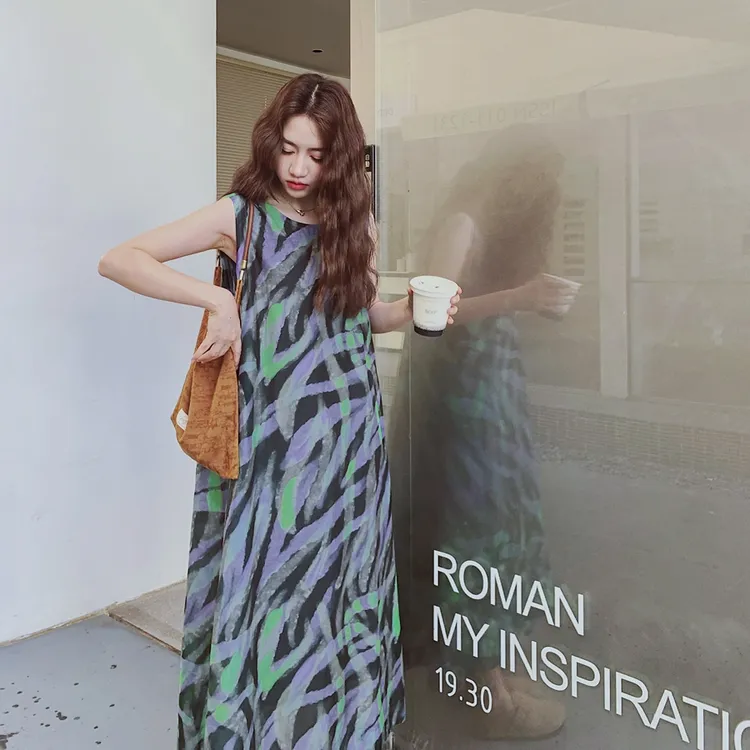 复古休闲慵懒风背心裙女2025年夏季新款氛围感绿紫色系涂鸦连衣裙