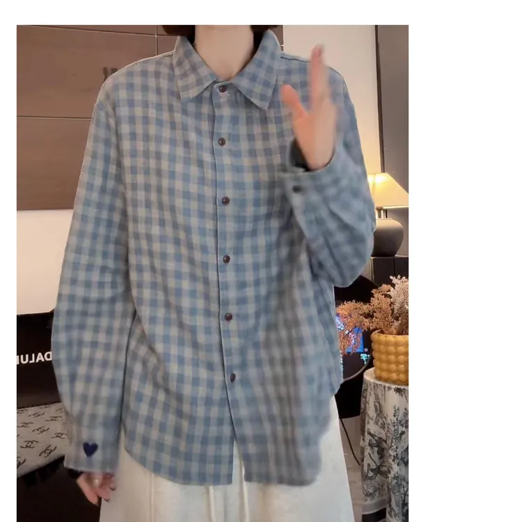 秋冬2025小众设计网红时尚宽松显瘦极简风浅蓝色翻领格子衬衫女