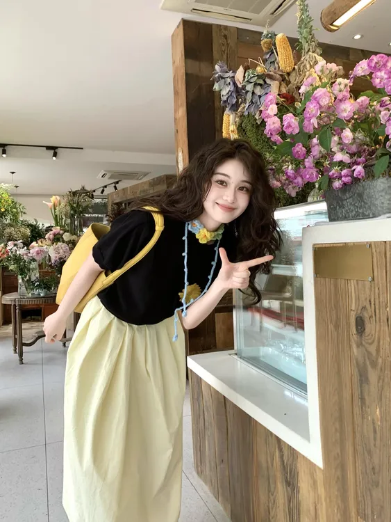 2025夏季新款韩系温柔风黑色针织上衣搭配高腰半身裙气质两件套潮