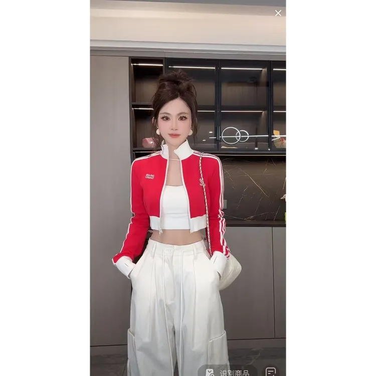 曼曼【辣妹私服~】运动风修身翻领短款开衫卫衣外套