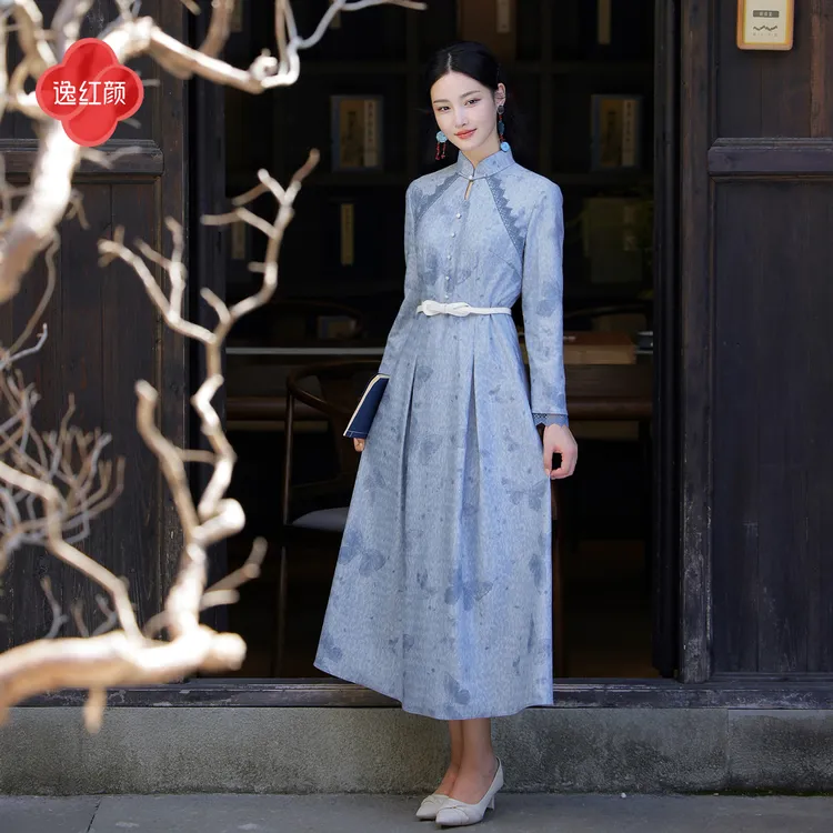 逸红颜乐安2025冬文艺蝶舞旗袍领修身显瘦复古大摆连衣长裙女