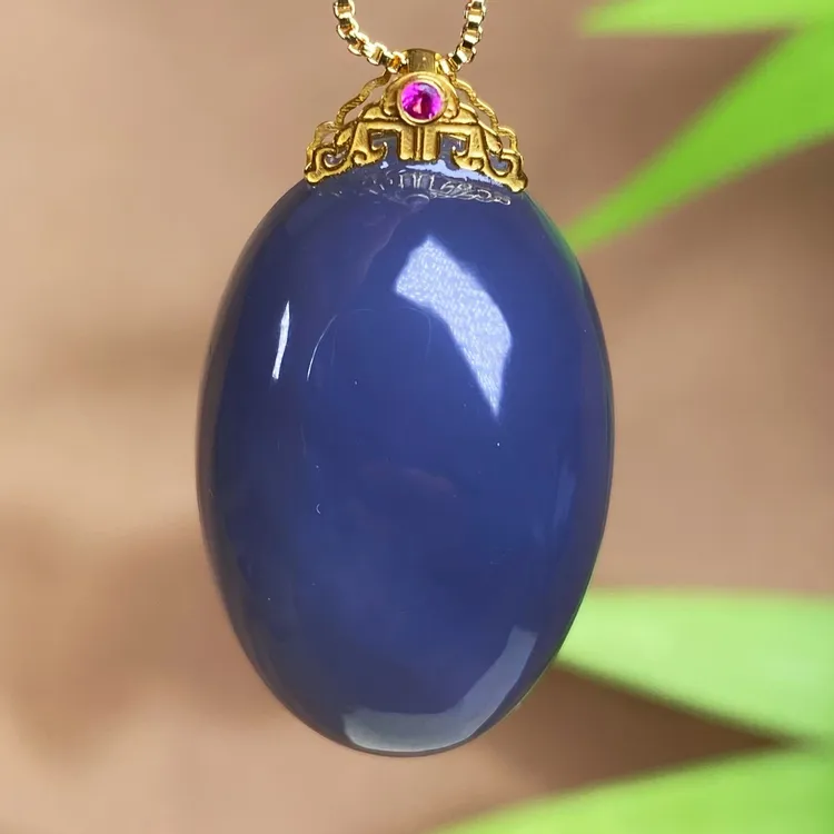 天然和田玉青海料精品烟紫浓紫鸽子蛋面18K金吊坠约20*30mm@0142
