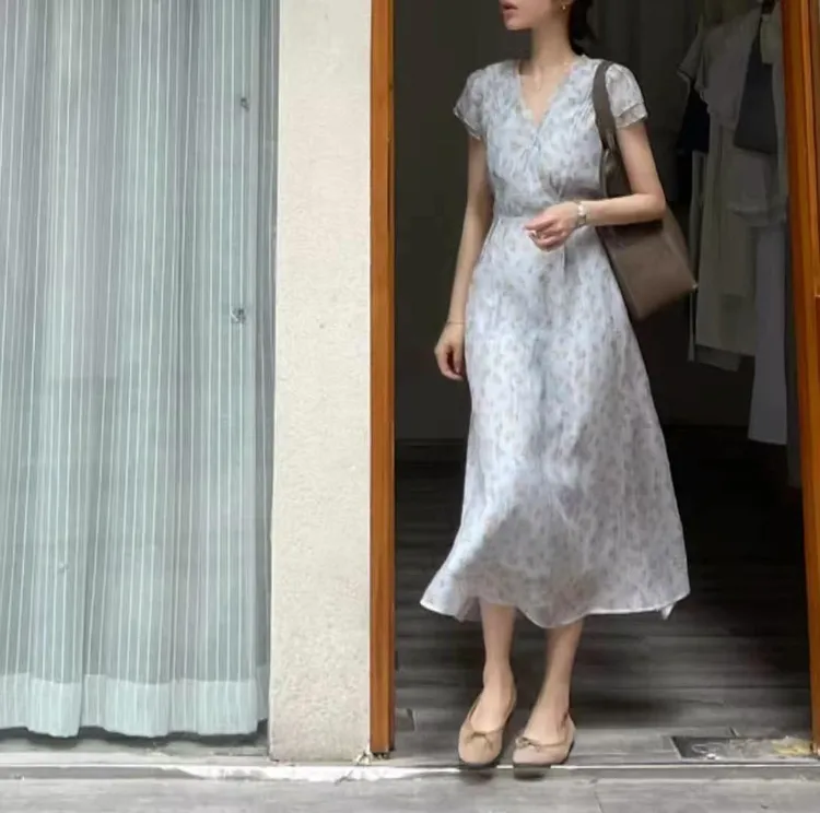【紫璃】2025新款法式初恋V领碎花连衣裙子女夏小飞袖修身收腰长裙