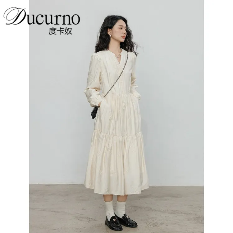 法式V领刺绣长袖连衣裙女2025春秋新款设计感显瘦a字裙温柔风长裙