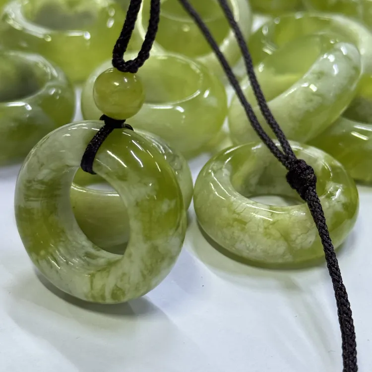 diy新款天然岫玉青提绿肉指环吊坠 两用款送皮绳  随机发货