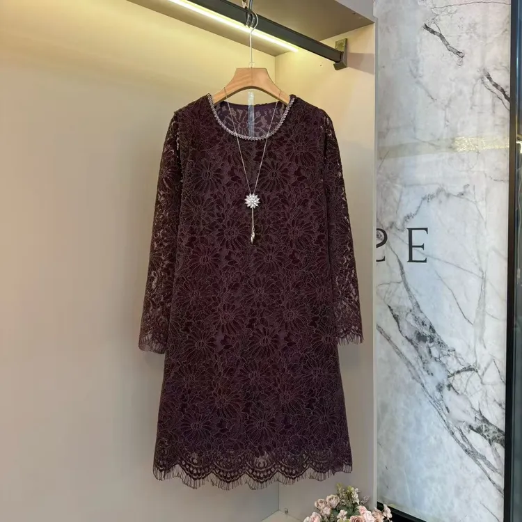 2025秋冬新款设计气质重工蕾丝时尚大版显瘦轻奢百搭连衣裙2510