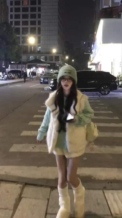 2025冬季新款韩系穿搭慵懒风麻花毛衣毛毛马甲搭配短裙时尚三件套