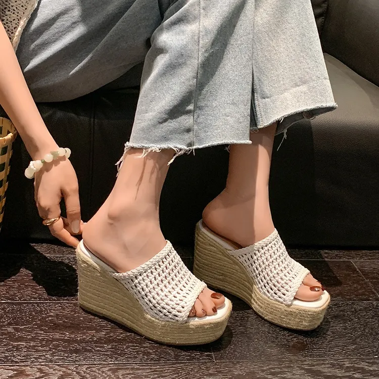 9cm复古风编织镂空厚底凉拖鞋外穿2025夏季百搭坡跟露趾凉鞋米白