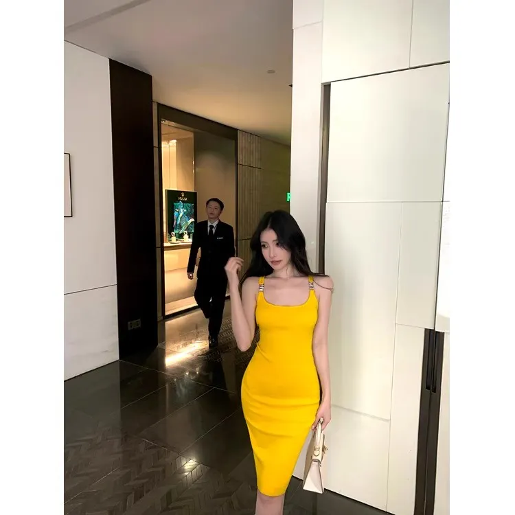 夏季2025年收腰新款黄色针织气质吊带连衣裙辣妹性感修身中长裙