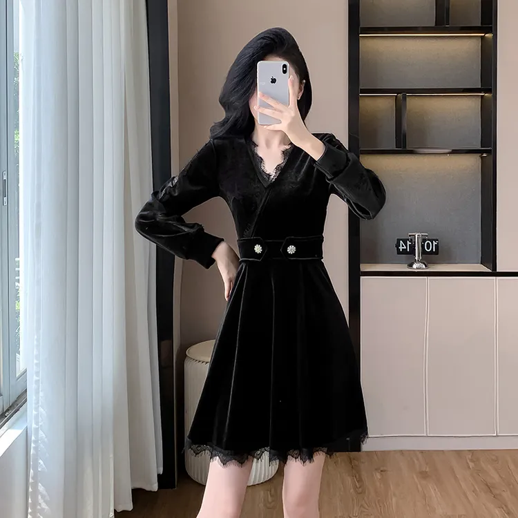 小个子金丝绒连衣裙女秋冬2025新款洋气减龄高级感性感蕾丝打底裙
