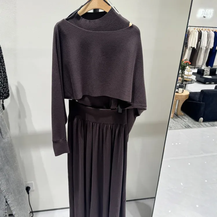 1130/7158{迪}2025女装冬新款百搭漏肩两件套毛衣上衣半身裙套装