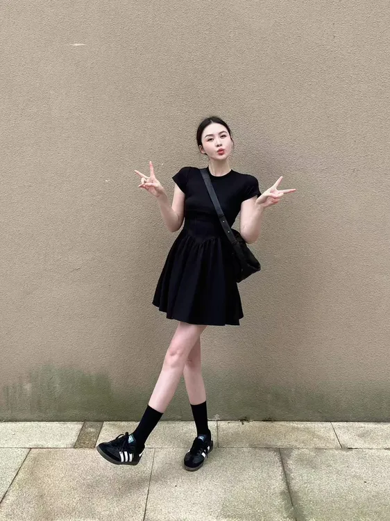 法式赫本风黑色连衣裙子女春夏2025新款小个子小黑裙收腰显瘦短裙