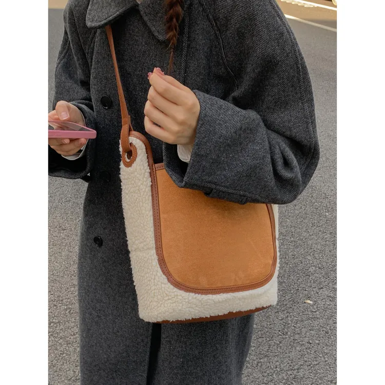 羊羔毛毛绒包包女大容量2025新款秋冬磨砂覆古单肩斜挎通勤水桶包