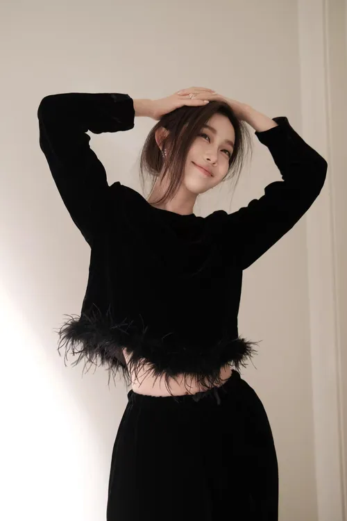 2025冬季新款高级感丝绒气质长袖流苏衬衫百搭高腰显瘦半身裙套装