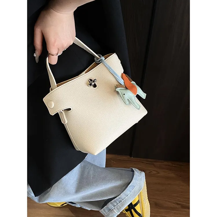 夏天流行爆款小包包女2025新款精致百搭斜挎包时尚超火手提水桶包