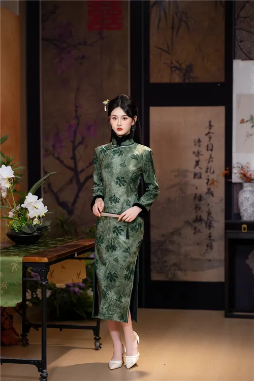 绿色改良加绒长款高档旗袍2025新款连衣裙气质修身复古日常新中式