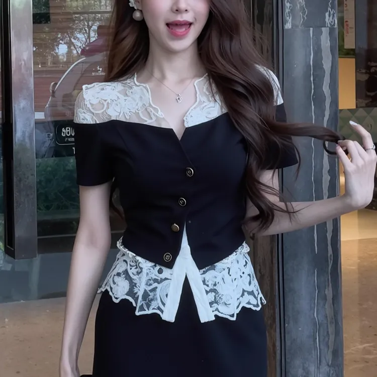 法式轻奢精致小众设计感V领蕾丝拼接短袖女2025夏季新款别致上衣