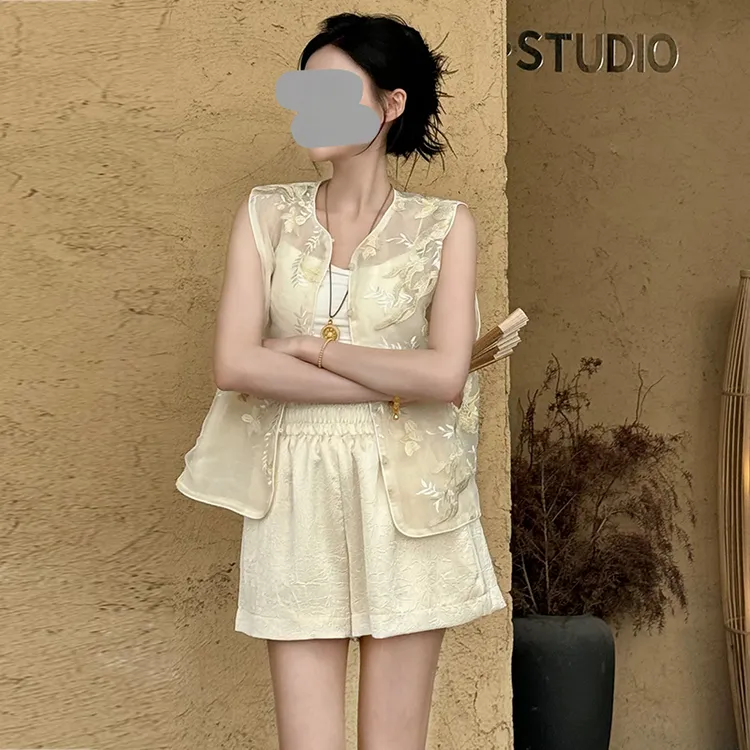 气质穿搭一整套高级感韩系独特绝美减龄黄色新中式马甲短裤套装女