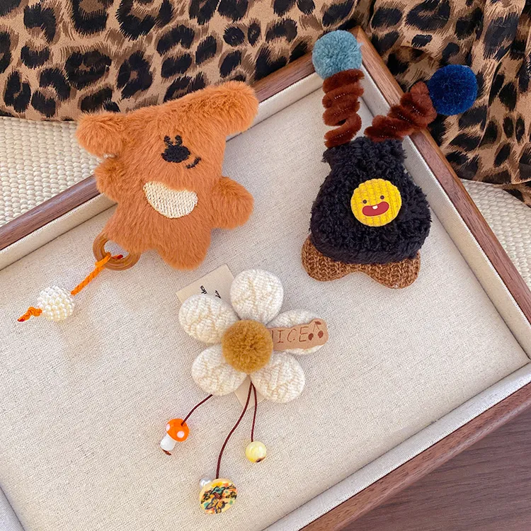 非金属布艺胸针 卡通花朵胸针女款小众设计固定别针毛绒玩偶配件