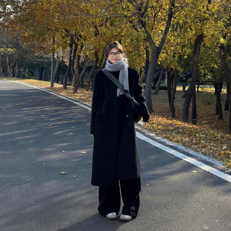 黑色高级感正肩呢子大衣女秋冬新款2025设计感中长款休闲毛呢外套