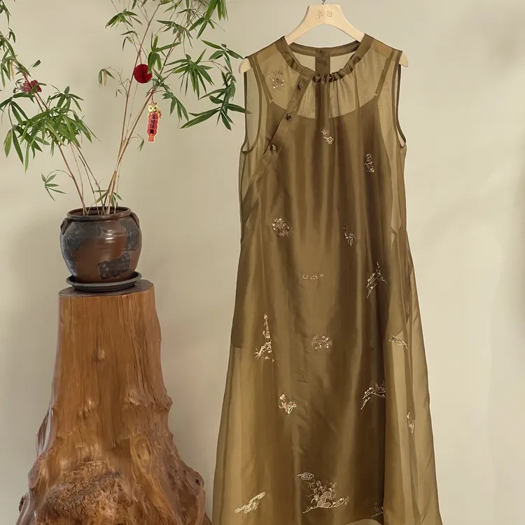 【不染尘】桑蚕丝双层国风万针刺绣钉珠老钱风金棕绿连衣裙