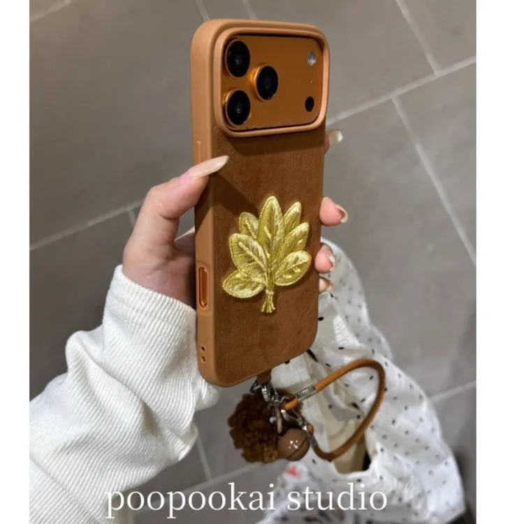 小众绒布棕底刺绣柚子叶适用于苹果1617promax/iPhone15pro手机壳