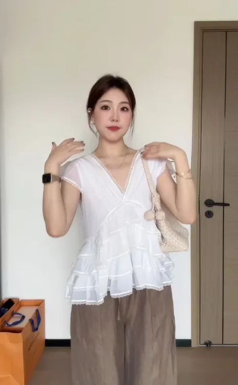 2025夏季新款韩系V领层次感蕾丝花边短款娃娃衫百搭休闲裤两件套