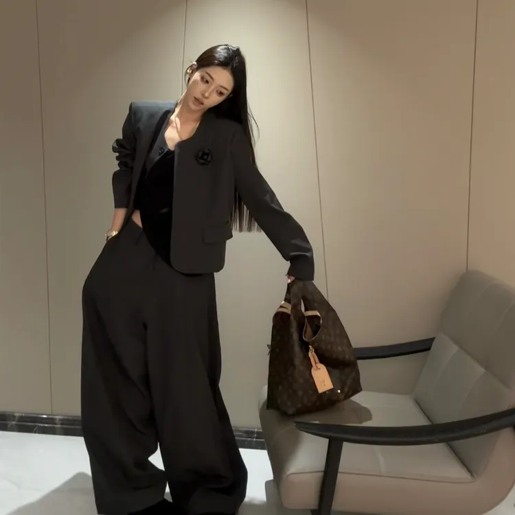 “质感大神”  极简高级咖灰色两件套装 精致小西装➕弯刀廓形西裤