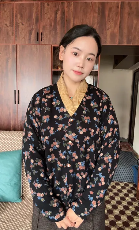 拉萨发货2025春装新款针织印花妈妈中老时尚女装