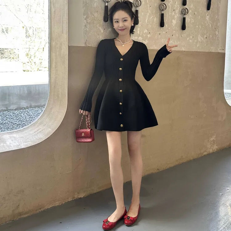 韩版小香风V领针织小短裙春季新款气质单排扣掐腰显瘦上衣ins女